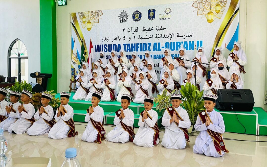 Penuh Haru, Siswa SD Muhammadiyah 1 & 4 Banjarnegara Diwisuda Tahfidz dan Sematkan Mahkota untuk Orangtuanya