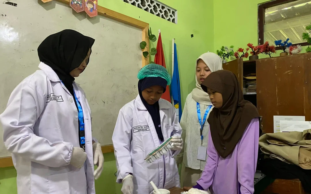Sehari menjadi apoteker, siswa siswi sd muhammadiyah trayu belajar meracik obat dan memilih jajanan sehat