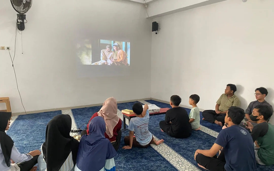 Mahasiswa KKN Mubaligh Hijrah Ajak Remaja Nonton Film Sang Pencerah