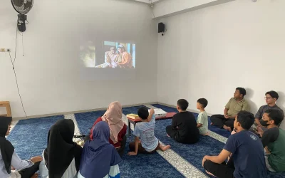 Mahasiswa KKN Mubaligh Hijrah Ajak Remaja Nonton Film Sang Pencerah: Mengenal Komunikasi Dakwah