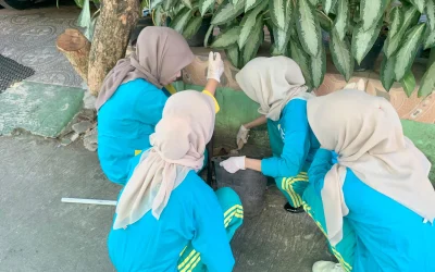 Wujudkan Fikih Hijau, Mahasiswa Keperawatan Anestesiologi UNISA Yogyakarta Memasang Biopori di Mushola As-Salam